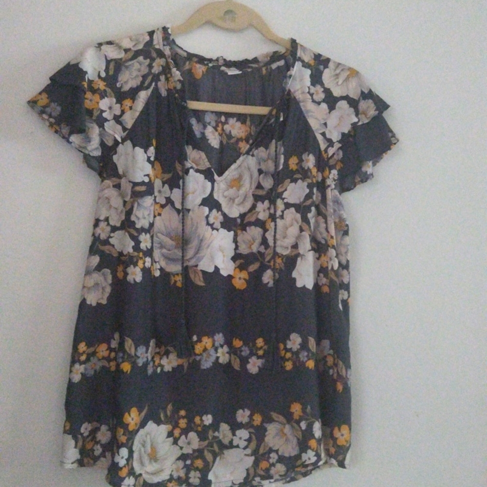 Old Navy Short sleeve grey print Blouse size (s) beige cream and mustard flowers